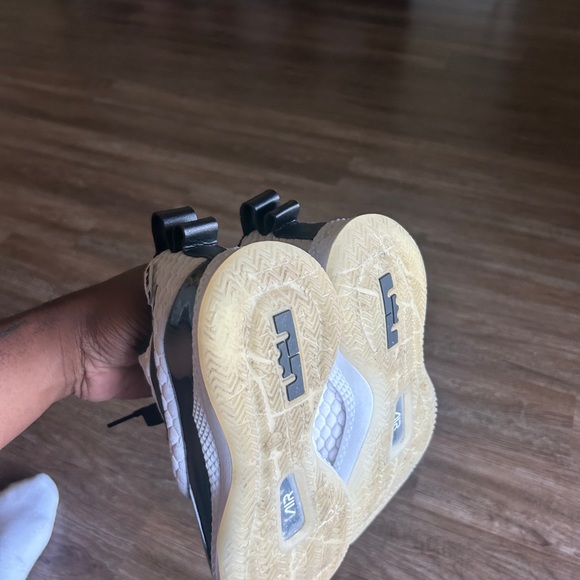 Nike lebron size 8 - Picture 3 of 3